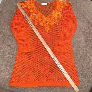 Pullover Knit with decorative neckline